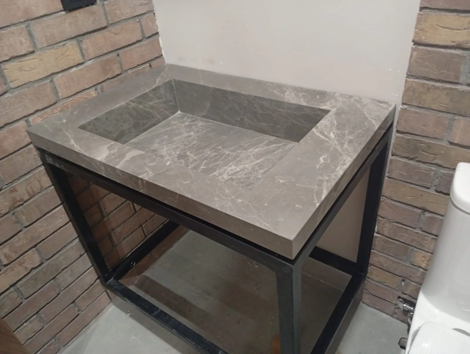 Lavabo fabricado a medida con piedra natural y cantos rectos