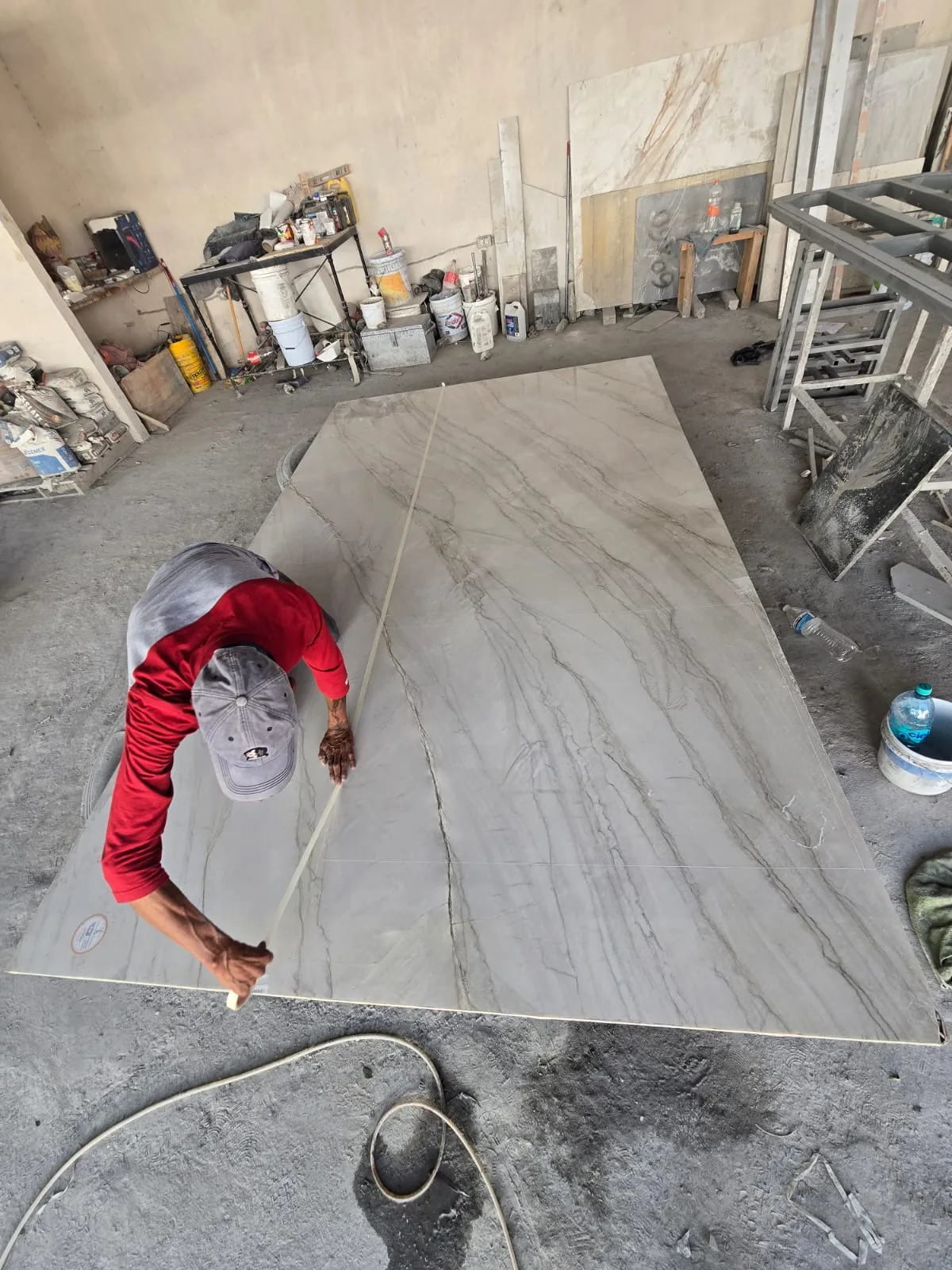 Especialista de PLR midiendo una placa de gran formato en taller